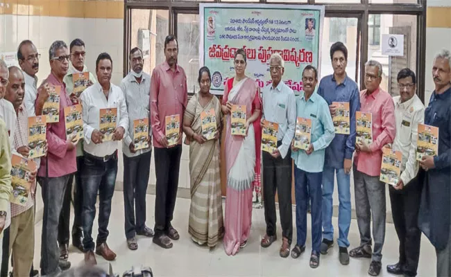 Dr Swarnalatha Launched Jeeva Pradathalu Book - Sakshi