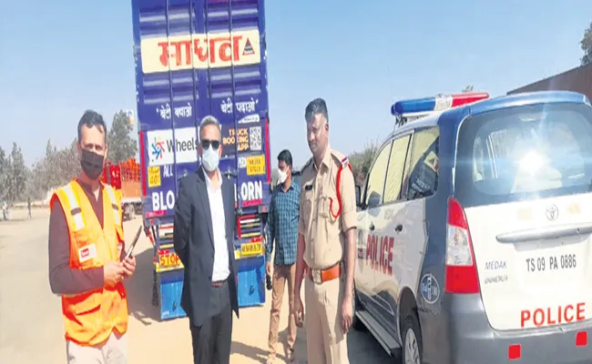 National Highway Authority Chief Engineer Roshan Kumar, Inspecting National Highway 44 - Sakshi