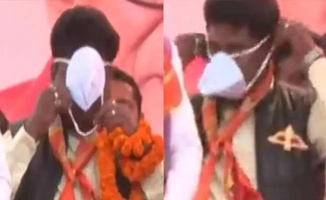 Shiv Sena Leader Struggles To Wear Face Mask - Sakshi