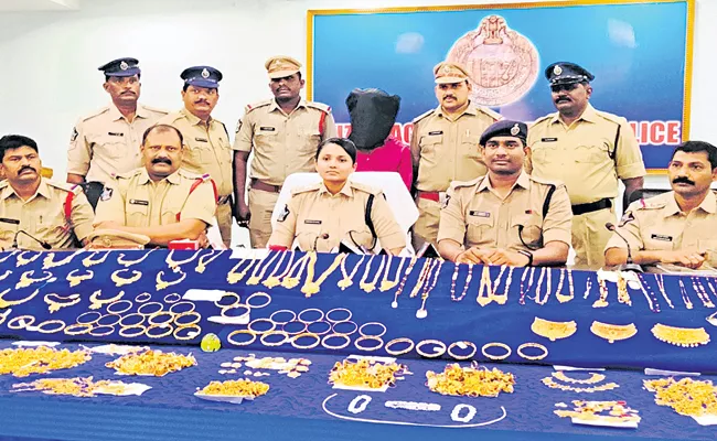 Interstate thief arrested for Gold jewelery theft case - Sakshi