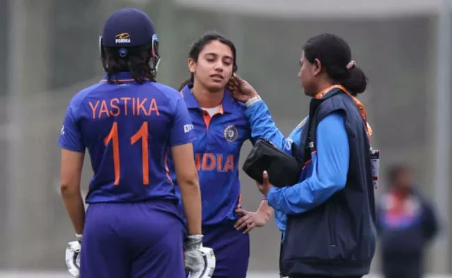 Smriti Mandhana hit on head in warm up match against South Africa - Sakshi