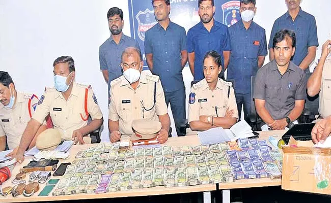 Hyderabad: Thief Robbed More Than 30 Lakhs In Post Office - Sakshi