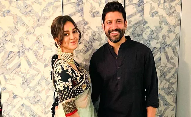 Farhan Akhtar Wife Shibani Dandekar Spot With Baby Bump - Sakshi