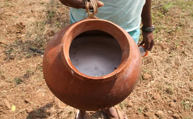 Five killed after drinking Toddy in East Godavari District - Sakshi