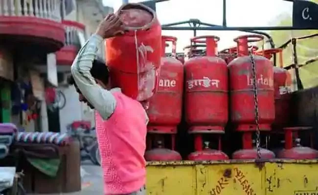 Paytm Users Can Get Free Lpg Cylinder - Sakshi