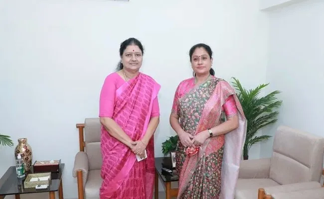 Actress And Politician Vijayashanthi Meets Shashikala In Tamil Nadu - Sakshi