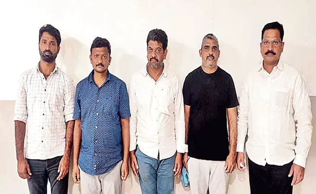  Arrested Three Peoples For Conducting Horse Race Betting Online - Sakshi