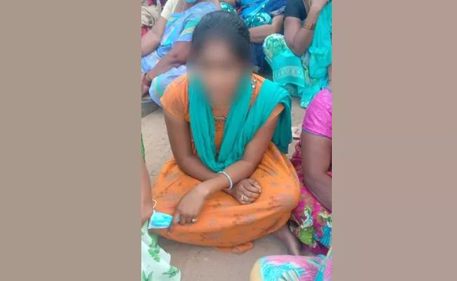 Young Woman Protest Infront of An Army Jawan House Santhabommali - Sakshi