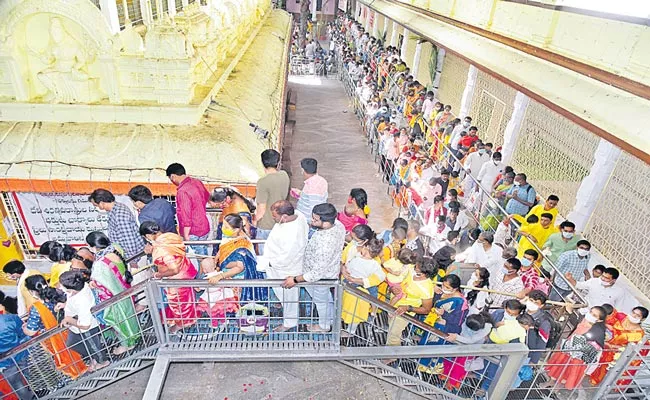 Basara Saraswati Temple Huge Rush of Devotees In Nirmal District - Sakshi