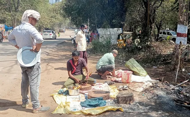 Medaram Jatara 2022 Devotees Slaughter Chickens Goats Everywhere - Sakshi