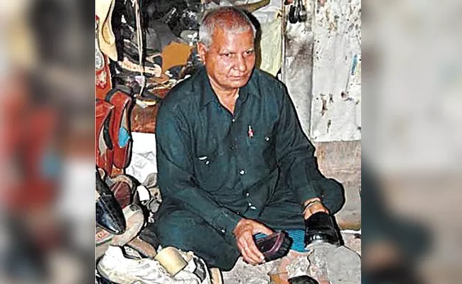 Punjab Election 2022: 80 Year Old Cobbler to Fight his 20th Election - Sakshi