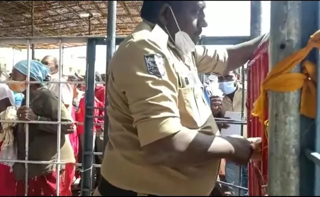 Vemulawada Rajanna Darshanam Home Guard Caught On Camera Taking Money From Devotees - Sakshi