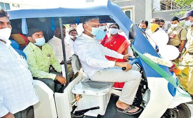 Telangana: Tribes Get E Auto Rickshaws In Siddipet: Harish Rao - Sakshi