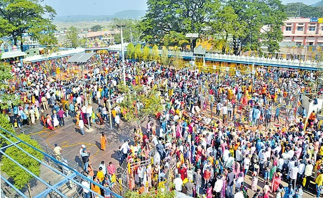 3 Lakh People At Medaram Sammakka Saralamma Jatara - Sakshi