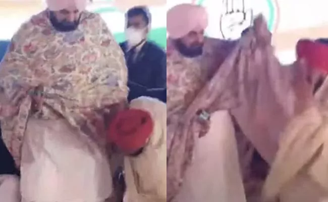 Punjab Elections 2022: Charanjit Channi Touches Navjot Sidhu Feet - Sakshi