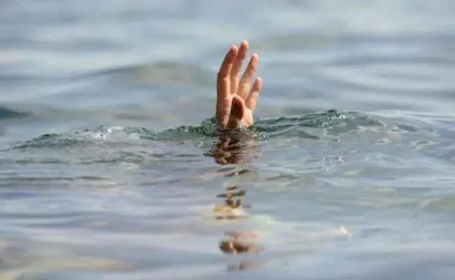 Woman Jumped Into The Jurala Canal With Childerns In Wanaparthy District - Sakshi