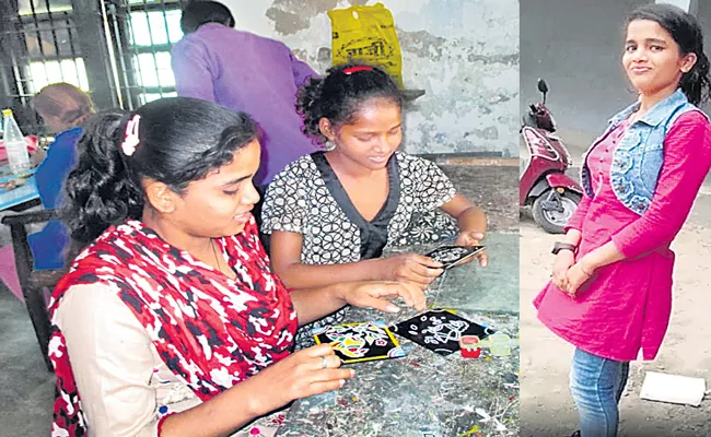 Orphan girl lived by begging at Patna railway station, now runs a cafe - Sakshi