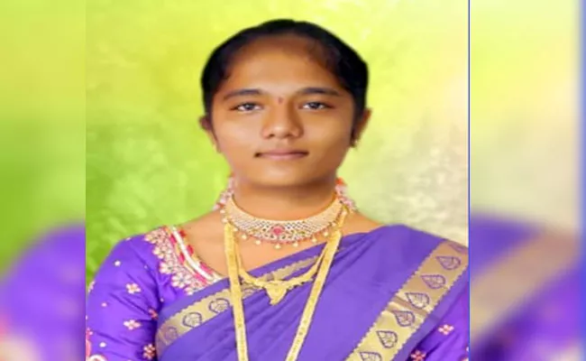 Young Woman commits Suicide Due to Man Harassment For Love In Guntur - Sakshi