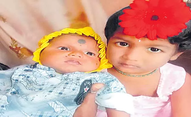 Mother Jumping Into Canal With Children In Nizamabad District - Sakshi