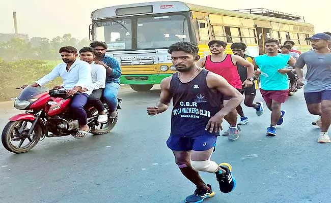 Anaparthi Man Creates Record By Running 140 Km In 14 Hours - Sakshi