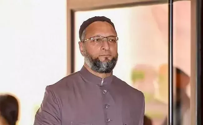 Asaduddin owaisi Meets With KTR In Assembly - Sakshi