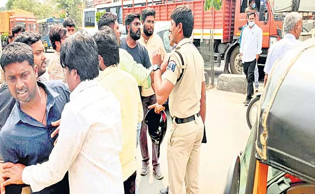 Alcohol Addicted People Clashed With Police On Main Road In Shapur Nagar - Sakshi