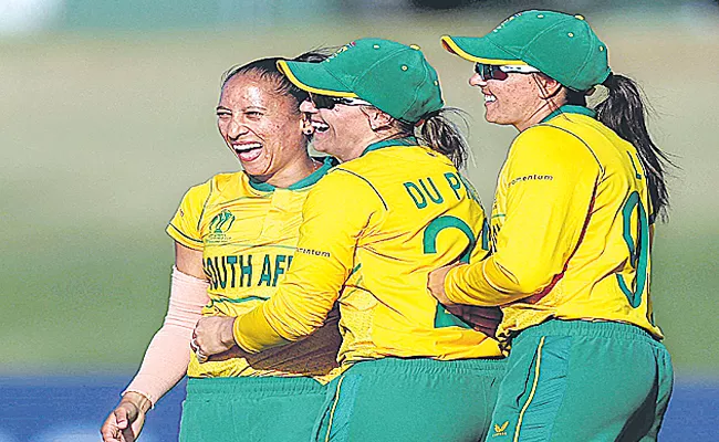 South Africa beat Pakistan by six runs in tense last-over finish - Sakshi