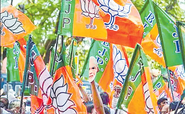 Over half of Hindu voters back BJP, Muslim electors favour SP - Sakshi