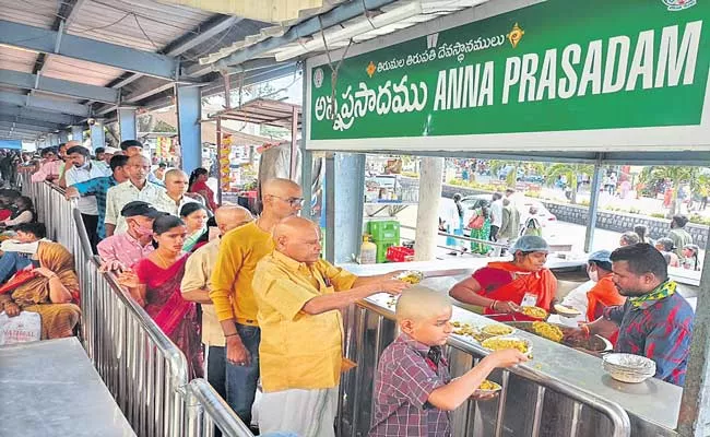 Heavy Rush At Tirumala And Annaprasadam Center Begin - Sakshi