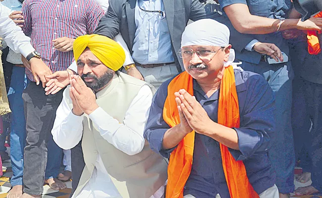 Arvind Kejriwal, Bhagwant Mann hold mega roadshow in Amritsar - Sakshi