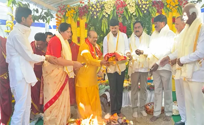 Minister Satyavathi rathod Perform Mrityunjaya Homam For CM KCR - Sakshi