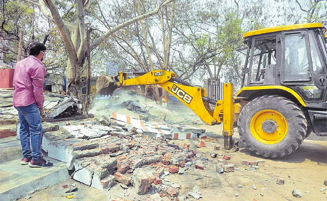 Stele Was Destroyed That Cobbled By Cm KCR At Banjara Hills - Sakshi