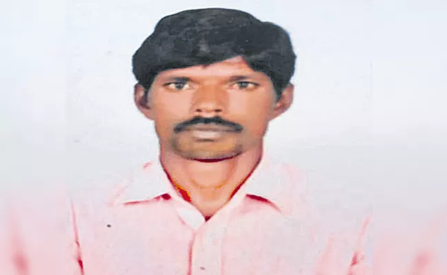 Husband Died In Dubai, Without Knowing Wife Death In Nizamabad - Sakshi