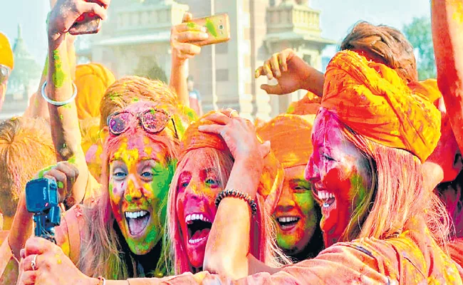 Kundaura Village Of Hamirpur Women Play Holi By Taking Men Out - Sakshi