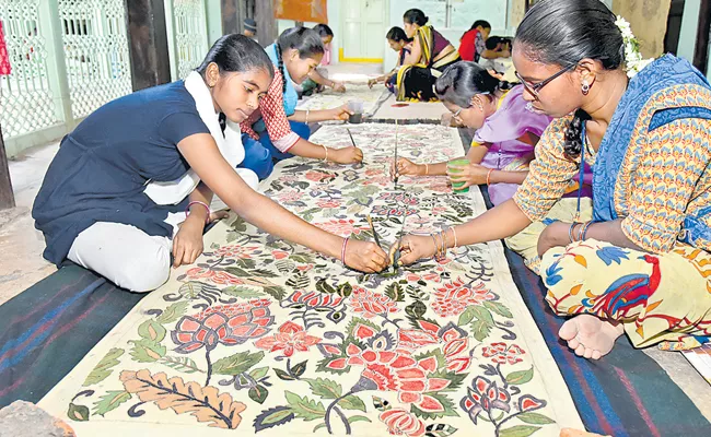 Fashion: Women Designs Narayanpet Sarees With Kalamkari Block Printing - Sakshi