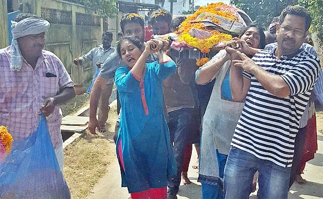 Daughters Carry Mother Body To Cremation Ground In Krishna District - Sakshi