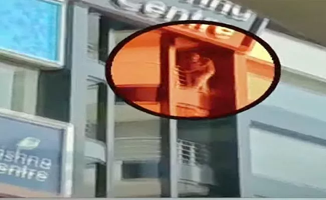 Man End His Life Jumping From Shopping Mall Building Koti Hyderabad - Sakshi