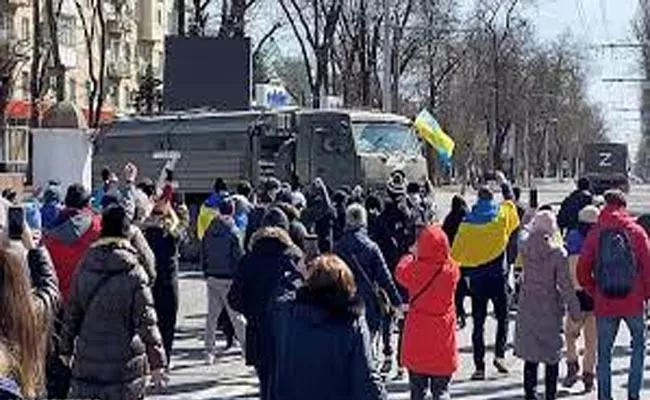 Ukrainians Swarming Around Russian Soldiers Emblazoned On Back - Sakshi