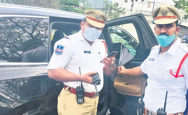 Hyderabad Traffic Police Removed Tinted Film on Car Windows - Sakshi