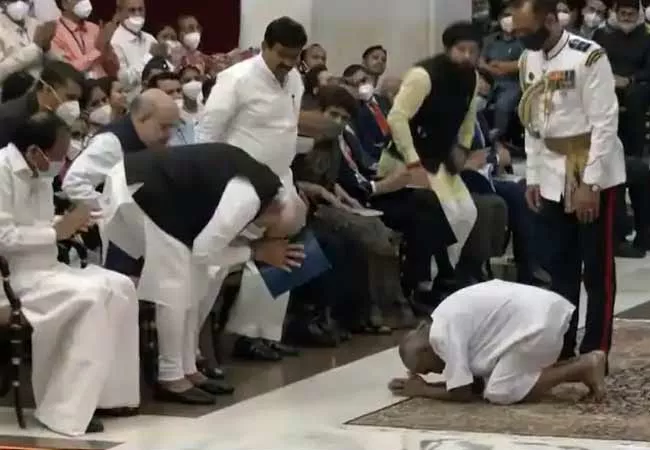 Yoga Legend Swami Sivananda Receiving Padma Shri Award - Sakshi