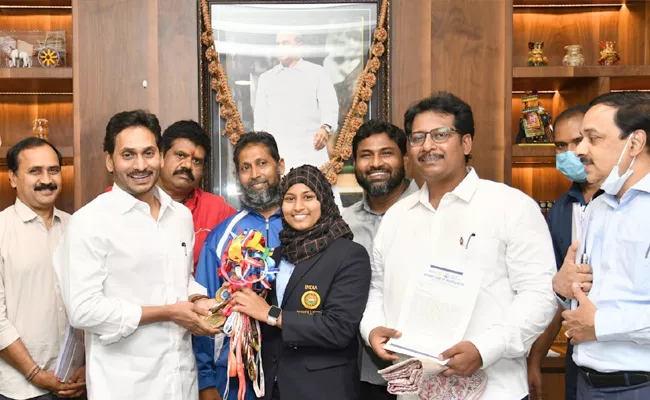 Power Lifting Player Sadiya Almas Meets CM Jagan At Amaravati - Sakshi