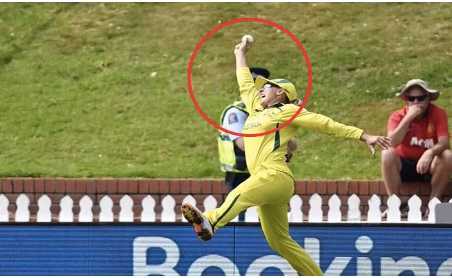 Ashleigh Gardener grabs one handed Stunning Catch against South Africa - Sakshi