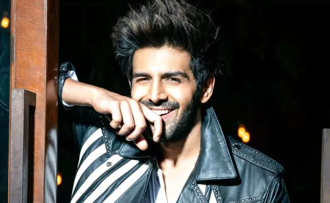 Female Fans Run Behind Kartik Aaryan With Rose Flowers - Sakshi