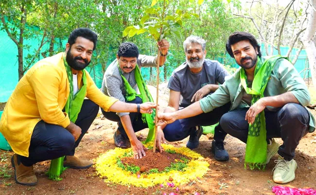 RRR Rajamouli Ram Charan Jr NTR Participate In Green India Challenge - Sakshi