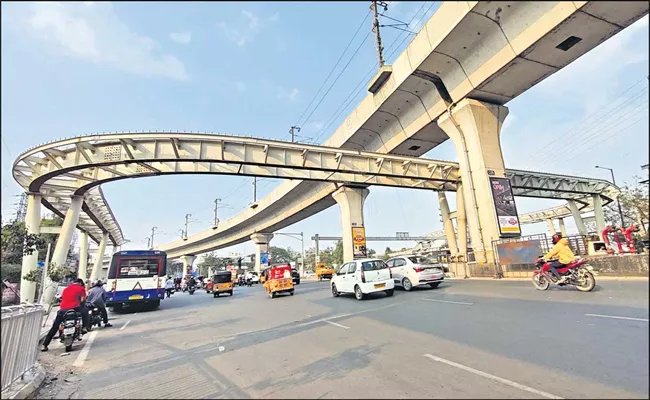 Hyderabad: Shopping Centers On The Mehidipatnam Skywalk - Sakshi