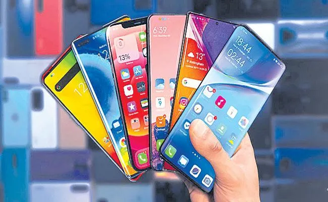 Smartphones Selling Like Hot Cakes On Amazon  - Sakshi