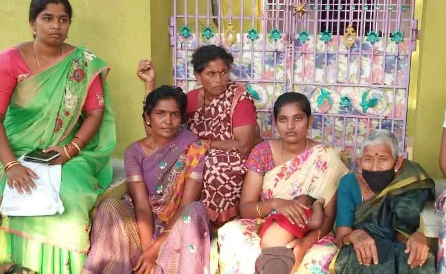 Married Woman Protest infront of Husbands House in Chennur YSR - Sakshi