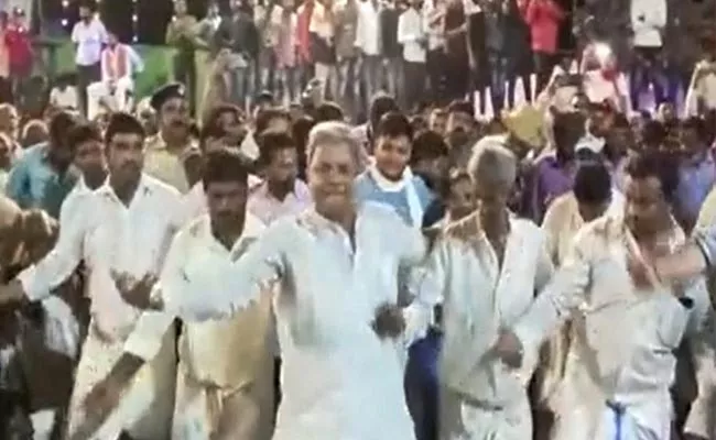 Karnataka EX CM Siddaramaiah Folk Dance Goes Viral - Sakshi