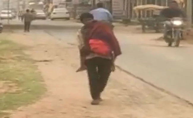 Viral Video Chhattisgarh Man  Carrying Daugher Body On Shoulders - Sakshi