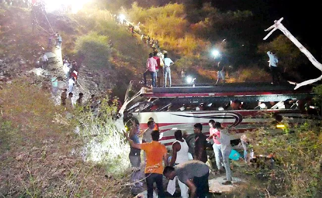 Police Rescue Injured In Chittoor District Bus Accident - Sakshi